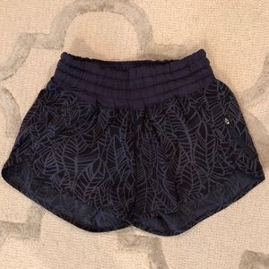 Lululemon Tracker Shorts sz 4